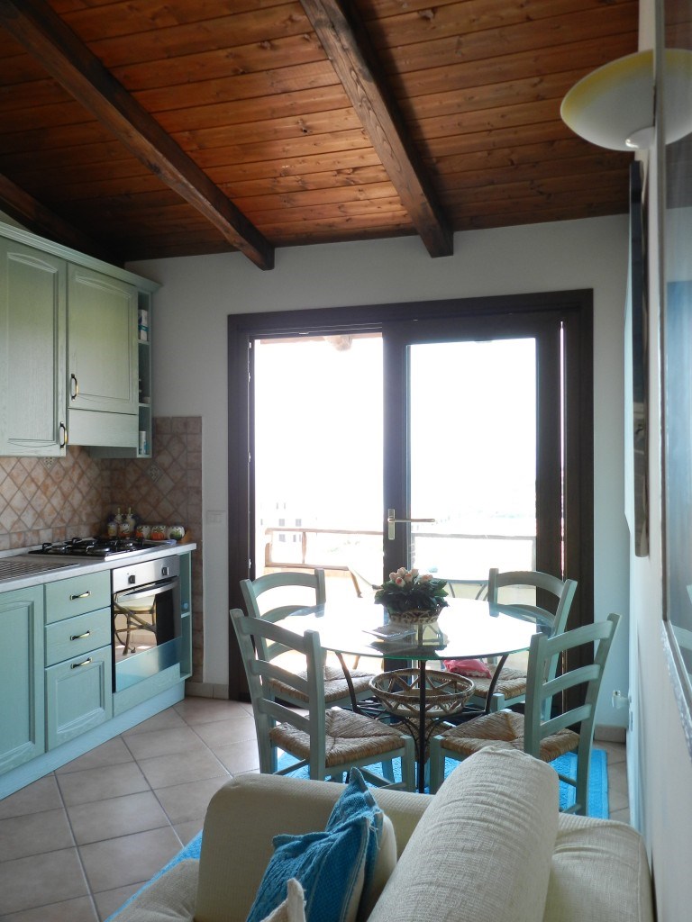 Kuchyně v apartmánu, Golfo Aranci, Sardinie