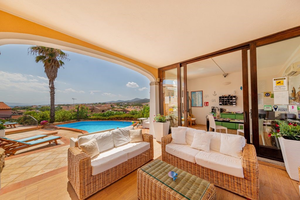 Sardinia Blu Resort - Posezení u bazénu, Golfo Aranci, Sardinie