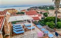 Sardinia Blu Resort - Terasa s lehátky, Golfo Aranci, Sardinie