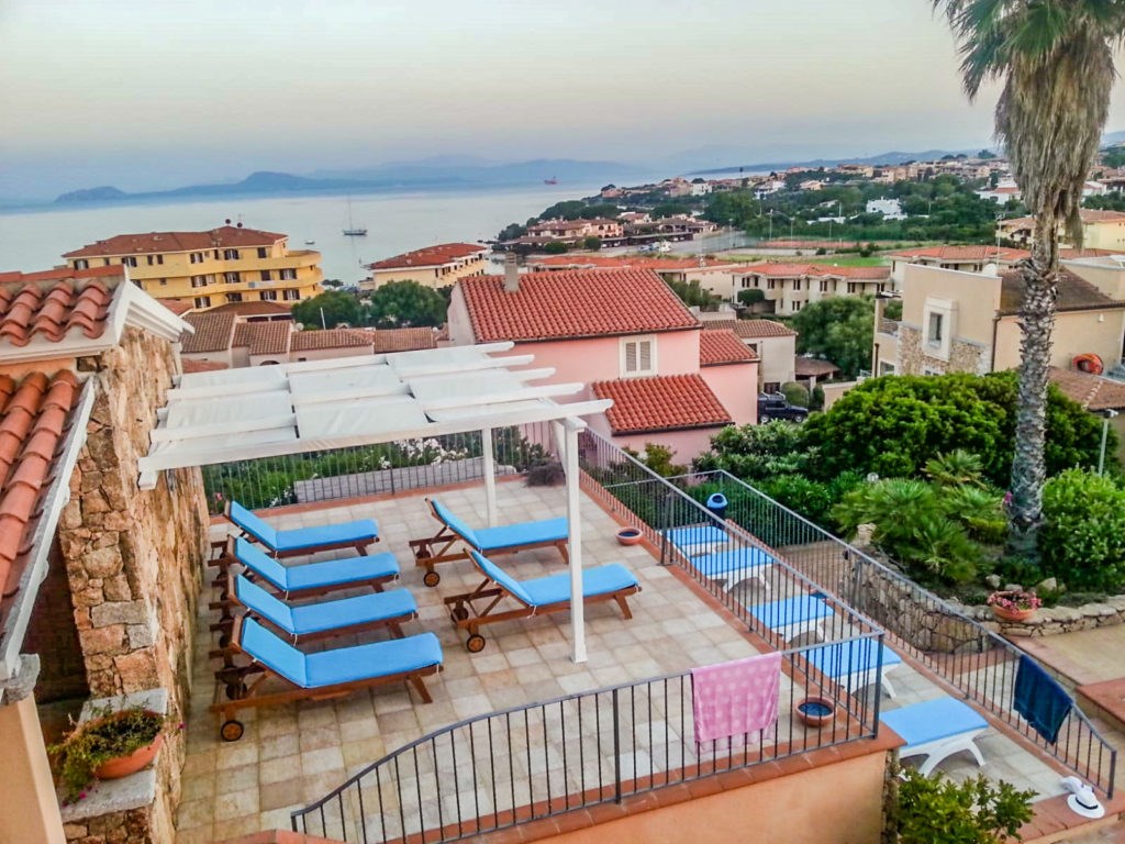 Sardinia Blu Resort - Terasa s lehátky, Golfo Aranci, Sardinie