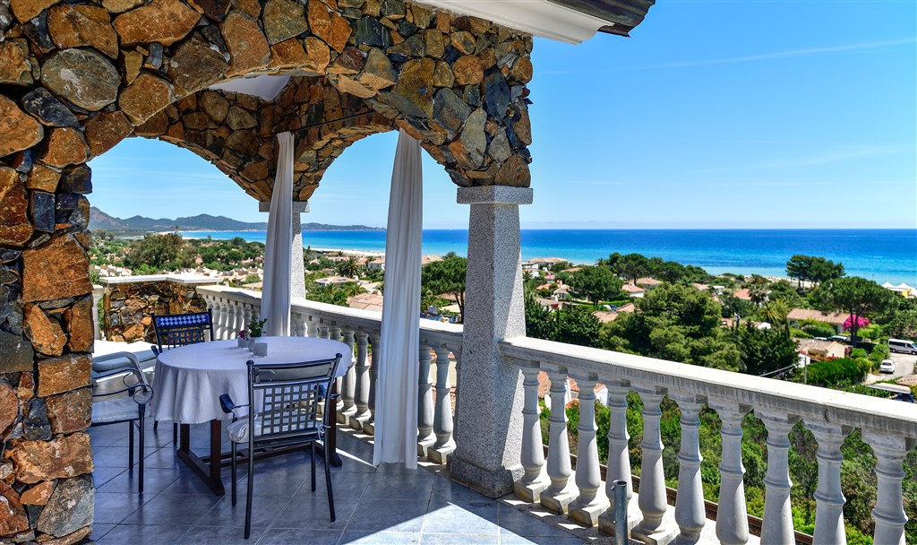 Výhled z terasy, Costa Rei, Sardinie