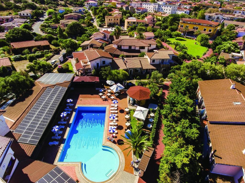 Hotel s bazénem - letecký pohled, San Teodoro, Sardinie