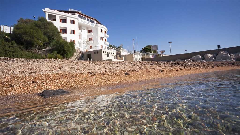 Pláž u hotelu, Cala Gonone, Sardinie