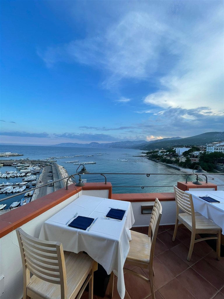 Hotel Bue Marino - Pohled ze střešního baru, Cala Gonone, Sardinie
