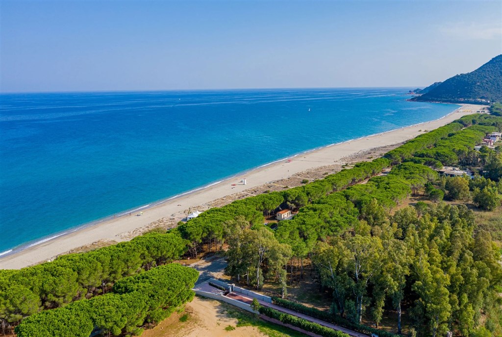 Pláž v blízkosti vil, Cardedu, Sardinie