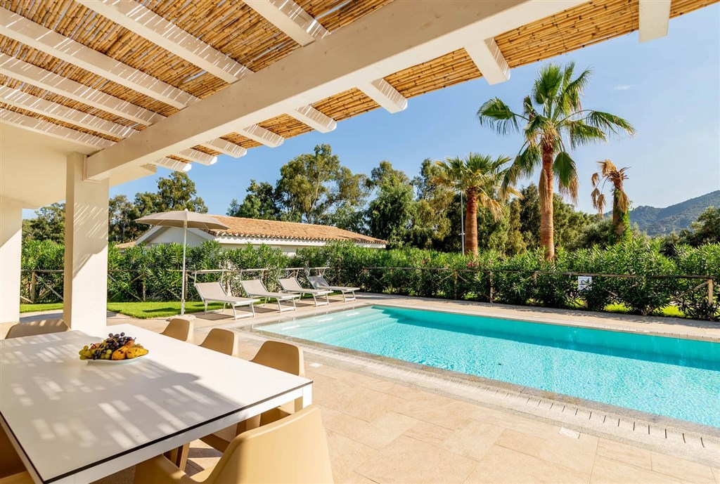 Vila s privátním bazénem, terasa s posezením a bazénem, Cardedu, Sardinie