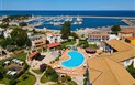 Cala della Torre Resort - Letecký pohled na hotel a přístav, Siniscola, Sardinie