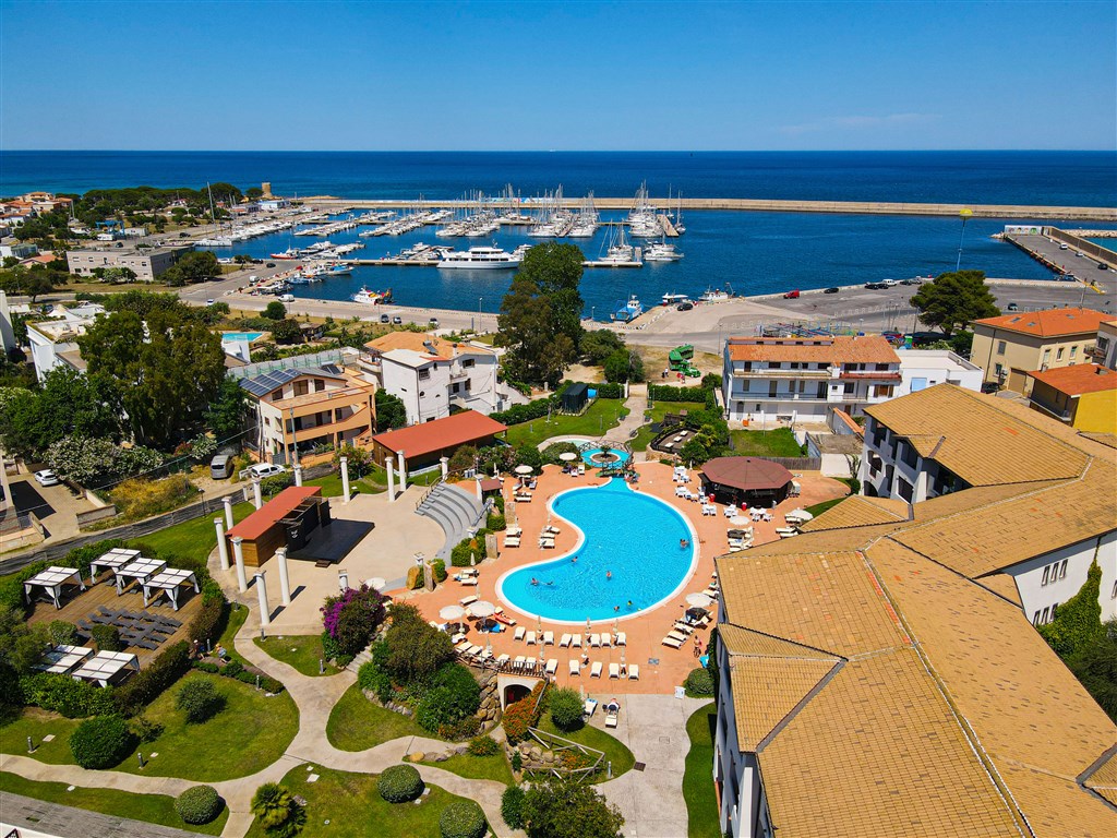 Cala della Torre Resort - Letecký pohled na hotel a přístav, Siniscola, Sardinie