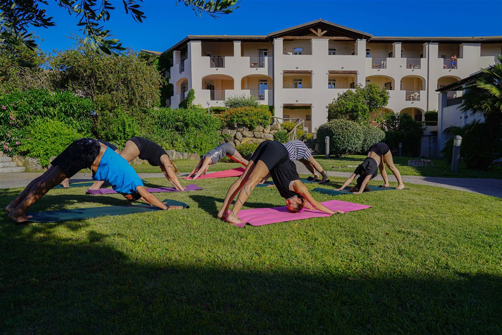 Cala della Torre Resort - Cvičení v zahradě, Siniscola, Sardinie