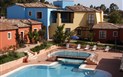 Residence Borgo Degli Ulivi - Pohled na bazén a budovy s apartmány, Arbatax, Sardinie