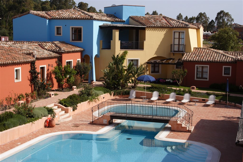 Pohled na bazén a budovy s apartmány, Arbatax, Sardinie
