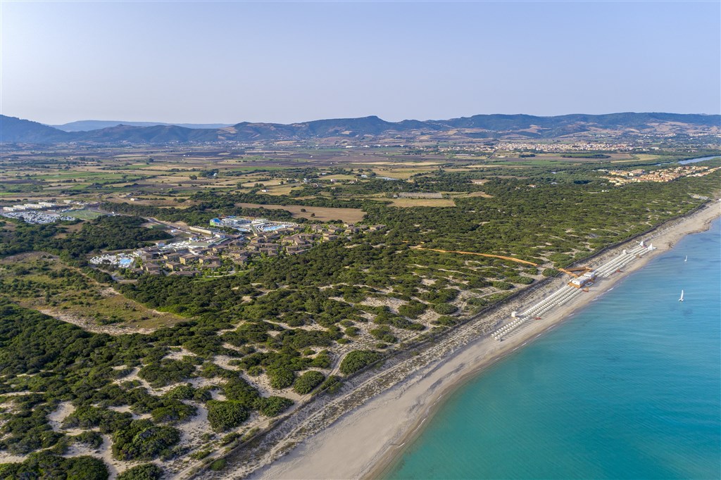 Pláž u hotelu, Badesi, Sardinie