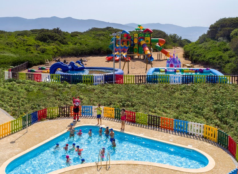 Bazén v miniklubu, Badesi, Sardinie