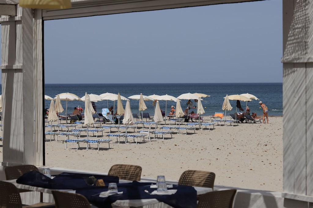 Restaurace na pláži, Arborea, Sardinie