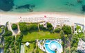 Baia di Nora - Hotelová zahrada a pláž z ptačí perspektivy, Pula, Sardinie