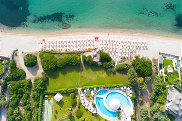 Hotelová zahrada a pláž z ptačí perspektivy, Pula, Sardinie