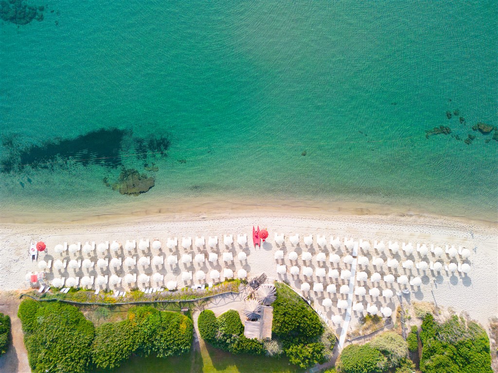 Hotelová pláž s plážovým servisem, Pula, Sardinie