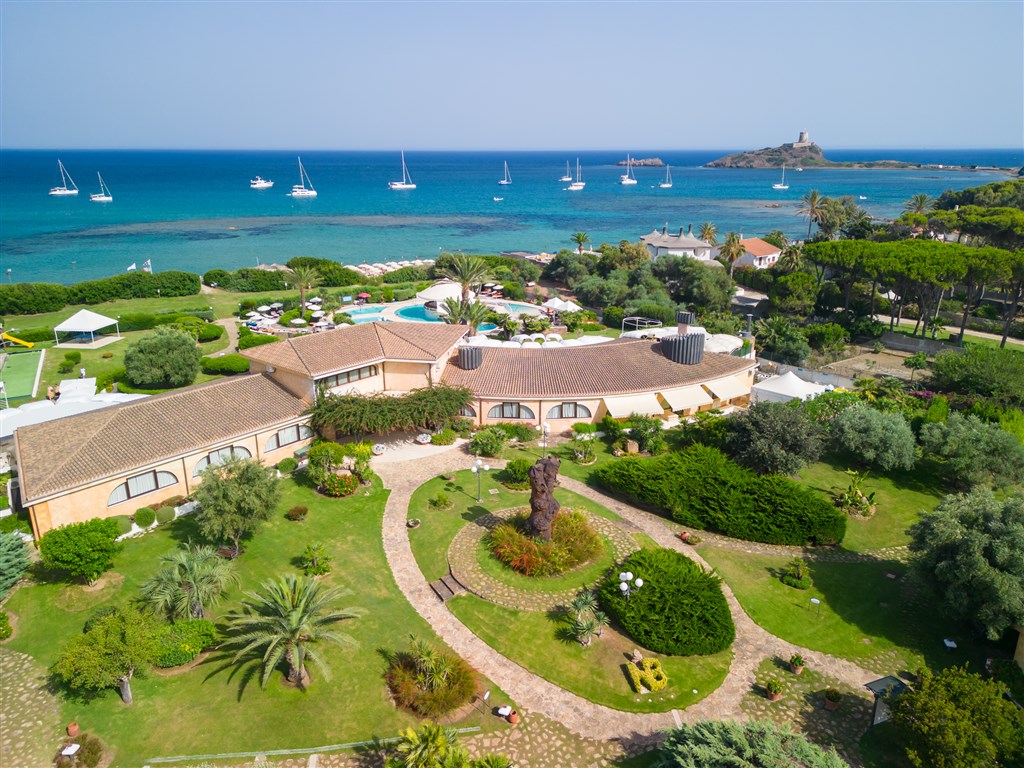 Budova s americkým barem a hotelovou restaurací, Pula, Sardinie