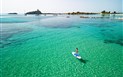 Baia di Nora - Moře před hotelem na paddleboardu, Pula, Sardinie