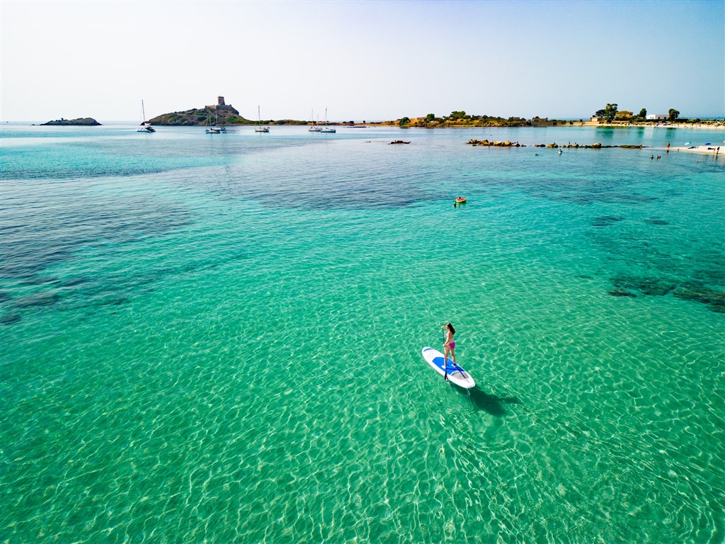 Moře před hotelem na paddleboardu, Pula, Sardinie