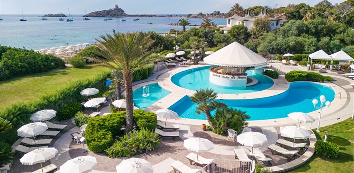 Baia di Nora - Bazény s lehátky a barem, Pula, Sardinie