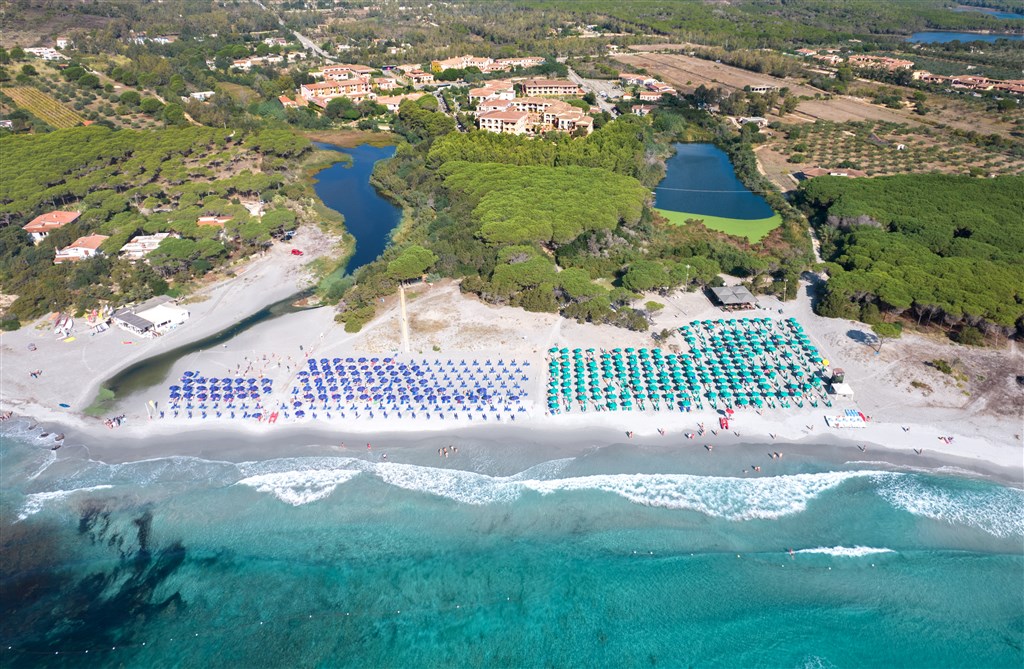 Letecký pohled na hotelovou pláž, Cala Liberotto, Sardinie