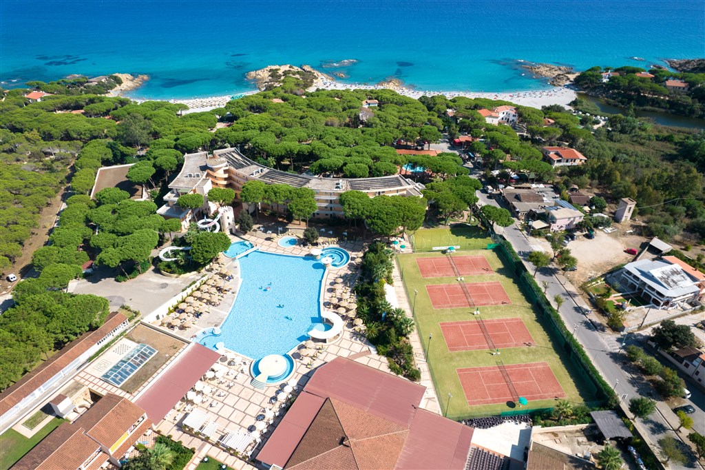 Letecký pohled na hotel, Cala Liberotto, Orosei, Sardinie