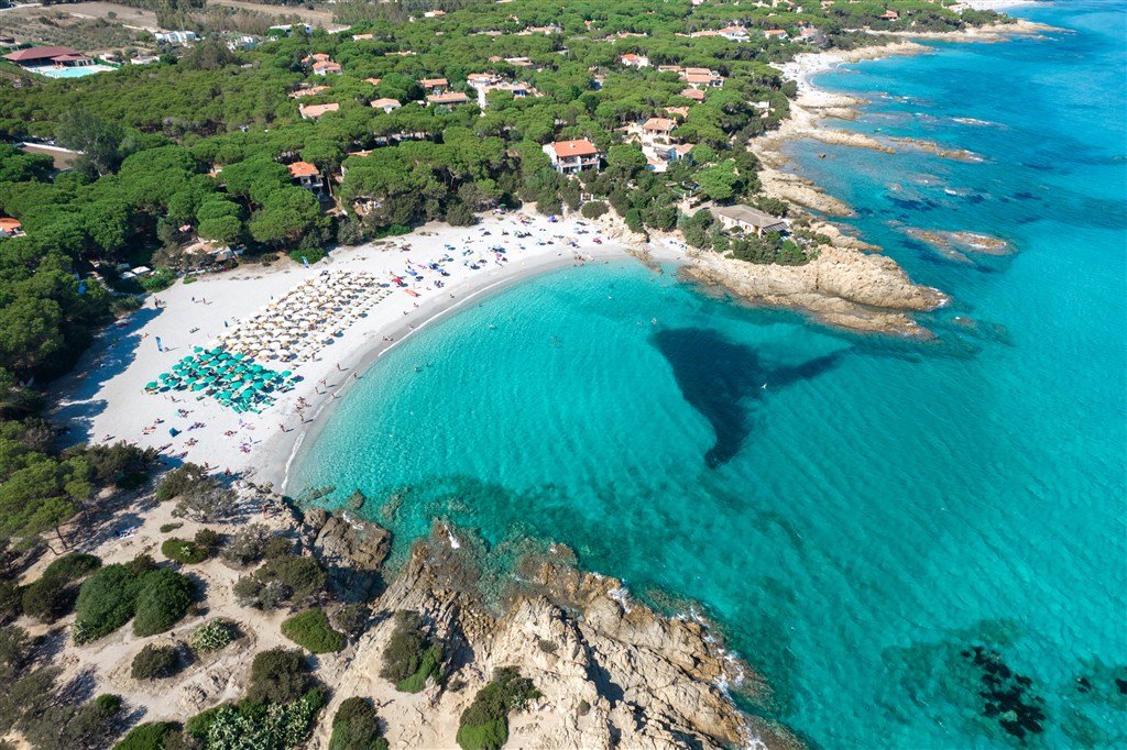 Pohled na hotelovou pláž, Cala Liberotto, Orosei, Sardinie