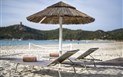 Pullman Almar Timi Ama Resort & Spa - Lehátka a slunečníky na pláži, Villasimius, Sardinie