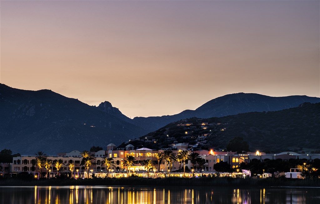 Noční pohled na resort, Villasimius, Sardinie