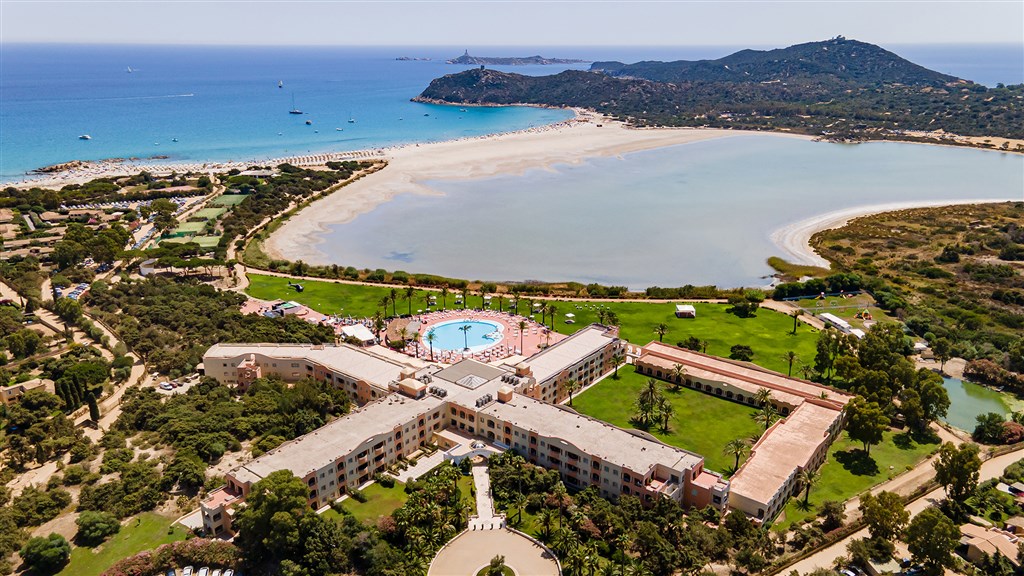 Resort z ptačí perspektivy, Villasimius, Sardinie