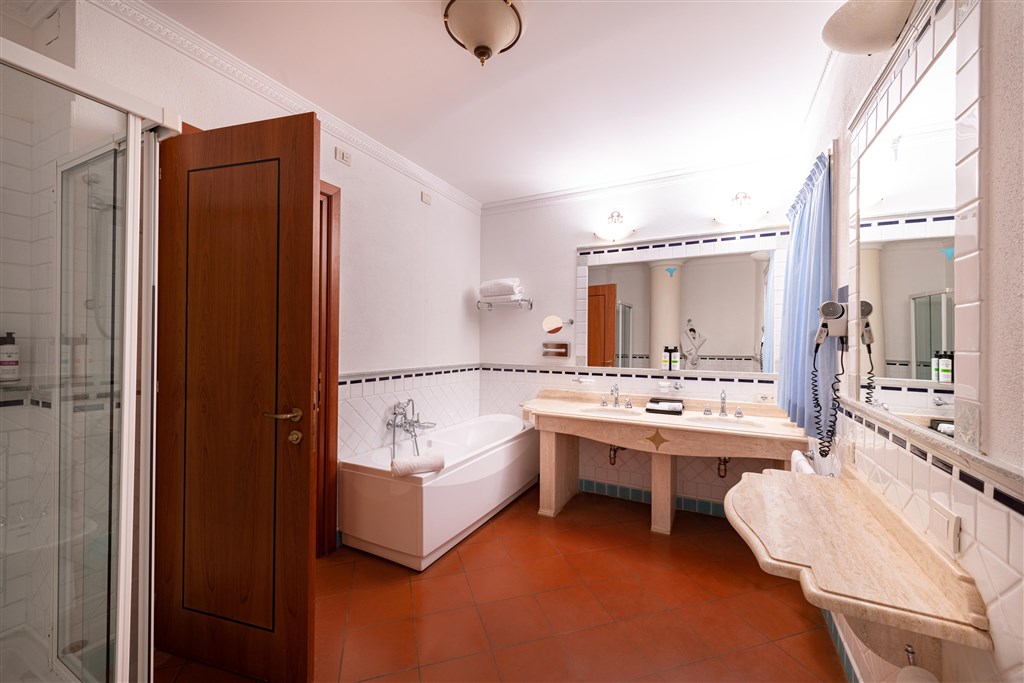 Pokoj PREMIER - koupelna, Villasimius, Sardinie