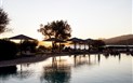 Resort Cala di Falco - Hotel - Večerní pohled na bazén, Cannigione, Sardinie