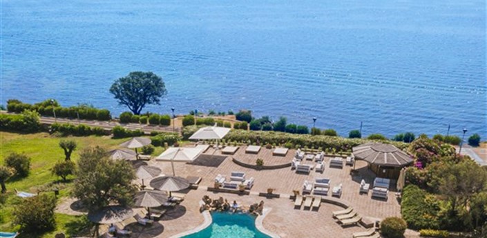 Resort Cala di Falco - Hotel - Bazén z ptačí perspektivy, Cannigione, Sardinie
