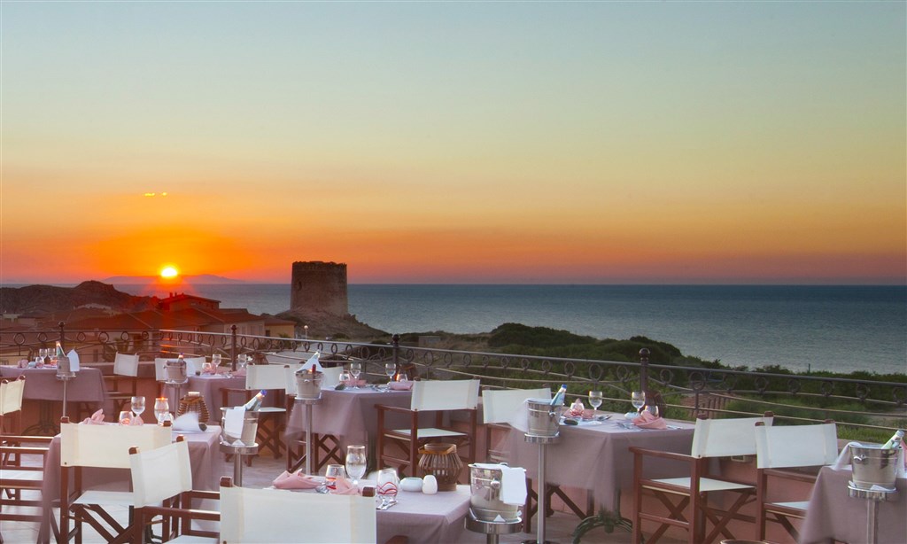 Restaurace s výhledem, Isola Rossa, Sardinie