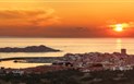 Torreruja Hotel Relax Thalasso & Spa - Městečko Isola Rossa při západu slunce, Sardinie