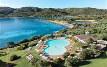 Panoramatický pohled na bazén a pláž, Palau, Sardinie