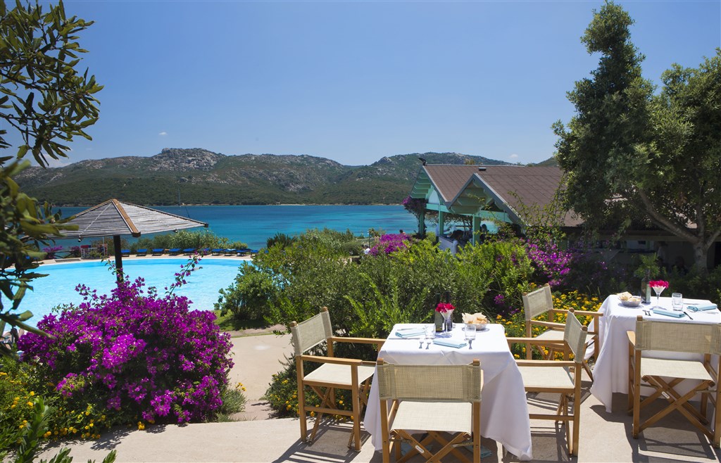 Snack bar u bazénu, Palau, Sardinie