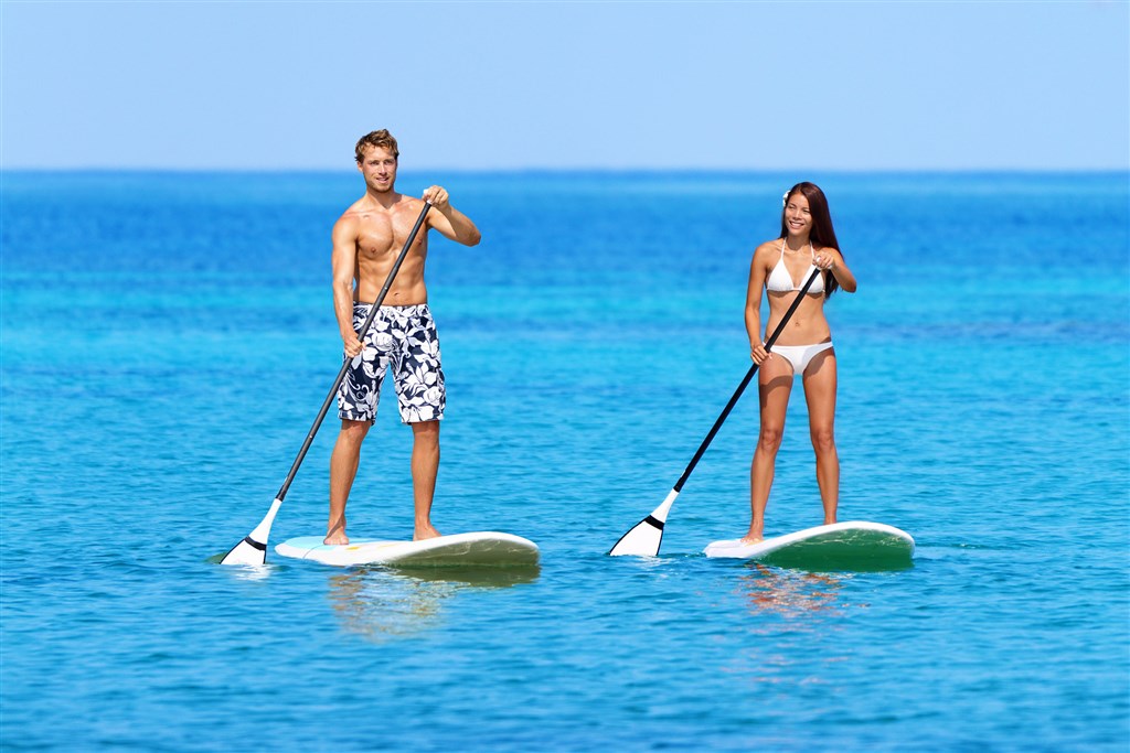 Paddleboardy na pláži, Santa Margherita di Pula, Sardinie