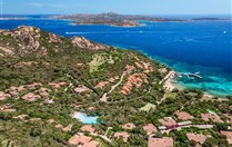 Letecký pohled na residenci, Cala Capra, Sardinie