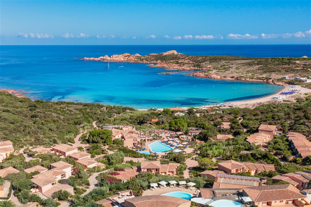 Letecký pohled na hotel, Isola Rossa, Sardinie