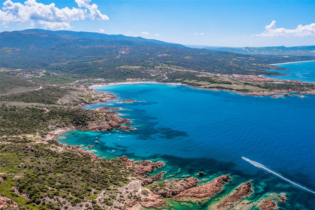 Panoramatický pohled, Isola Rossa, Sardinie