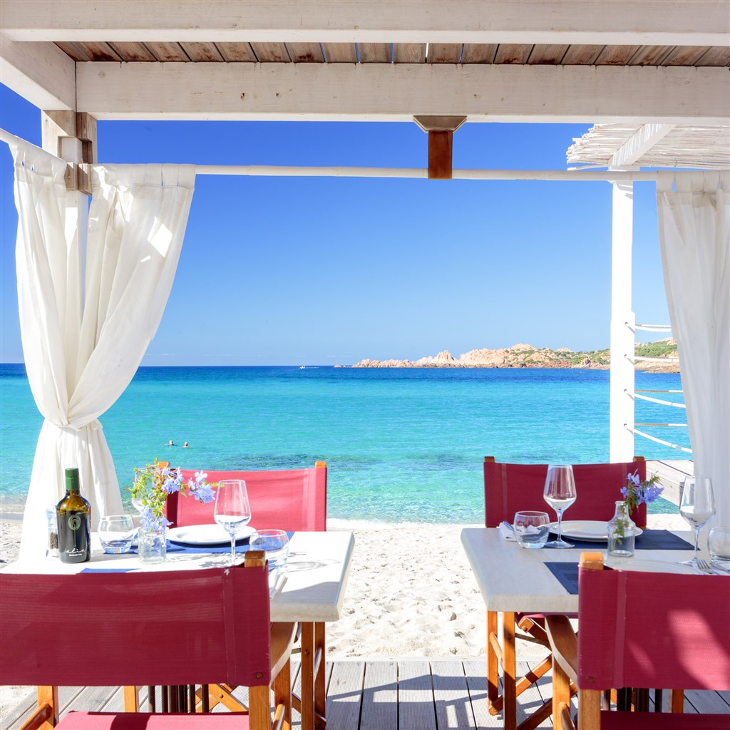Snack bar u pláže, Isola Rossa, Sardinie