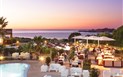 Marinedda Hotel Thalasso &  Spa - Restaurace u bazénu, Isola Rossa, Sardinie