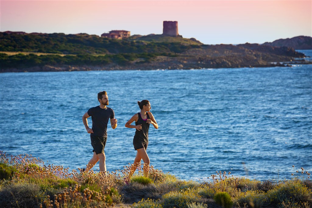 Sportování při západu slunce, Isola Rossa, Sardinie