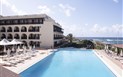Hotel Calabona - Pohled na hotel, bazéne a moře, Alghero, Sardinie