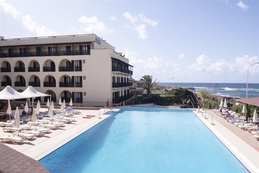 Pohled na hotel, bazéne a moře, Alghero, Sardinie