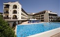 Hotel Calabona - Pohled na hotel a bazén, Alghero, Sardinie