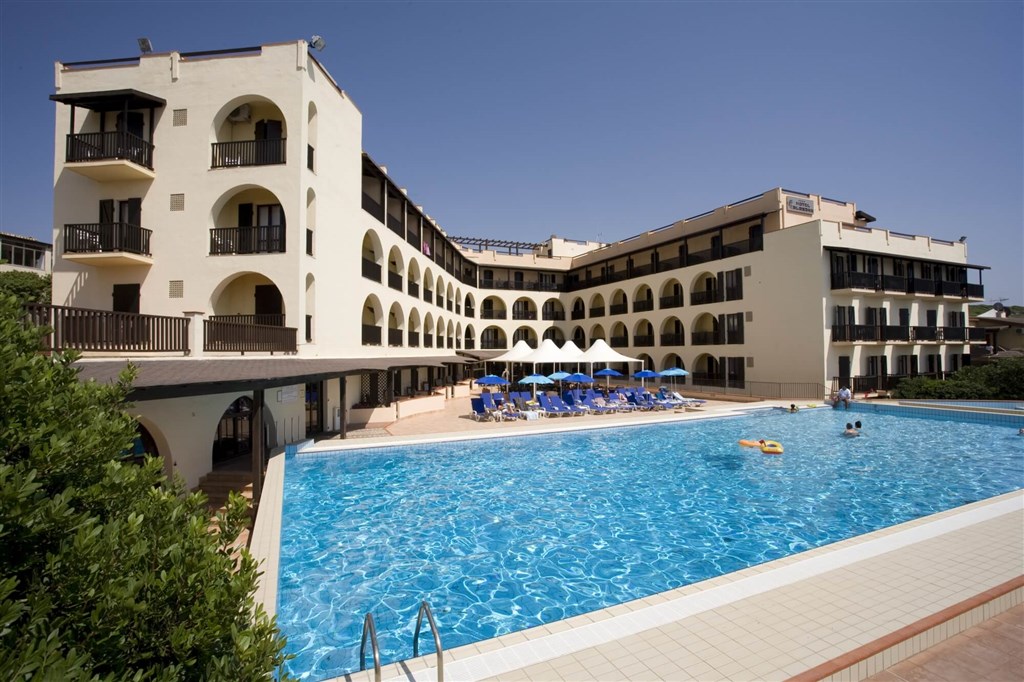 Pohled na hotel a bazén, Alghero, Sardinie