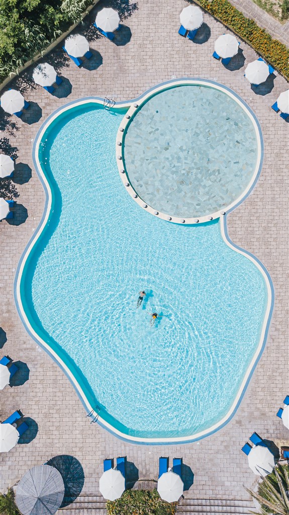 Bazén z ptačí perspektivy, Badesi, Sardinie